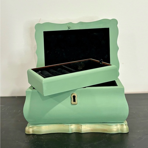 Light Green and Gold Painted Vintage Bombay Brand Jewelry Box - Picture 5 of 10